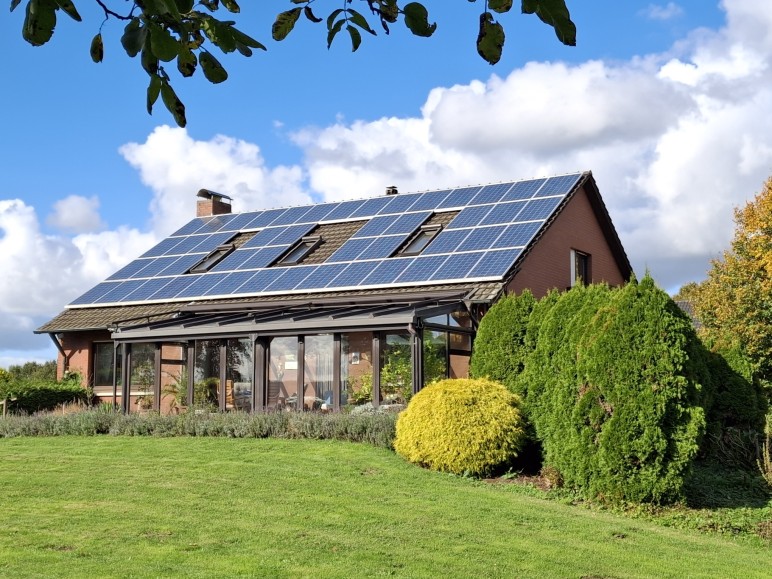 Bückeburg OT Scheie, 1 F.H. mit Wintergarten, Garage, Carport, PV-Anlage 