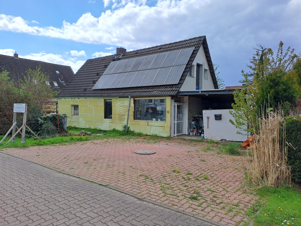 Bückeburg OT Cammer, 1 - Familienhaus mit Carport - Sanierungsstau 